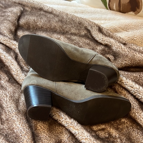 Perfect condition size 9 old navy suede booties - Picture 3 of 6